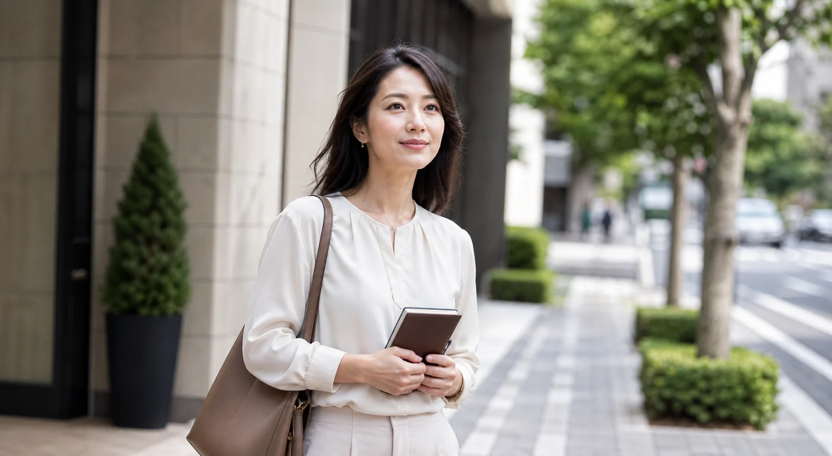 銀座から相談を考える女性